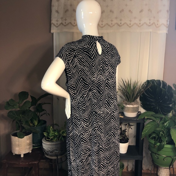 Keyhole Neckline Dress - Picture 3 of 7